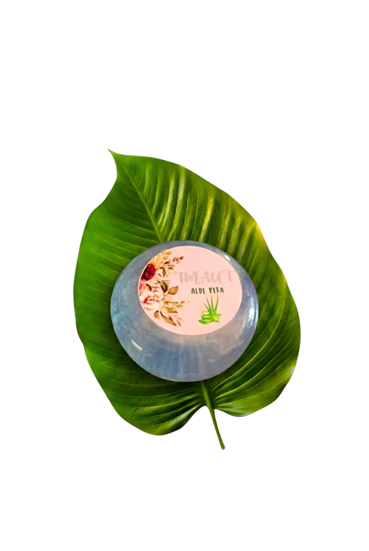 Jabón de aloe vera TMAUT sobre hoja verde