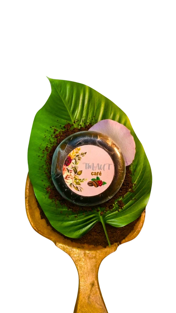Jabón de café TMAUT sobre hoja verde